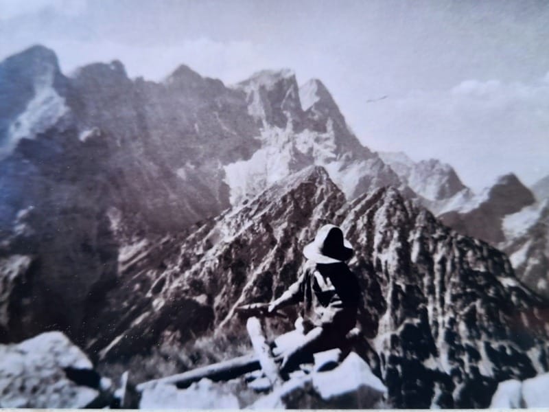 9 der Querbalken wird befestigt (Anm. d. Verf. die Karwendelspitzen im Hintergrund, im Vordergrund der Südl. Stuhlkopf)