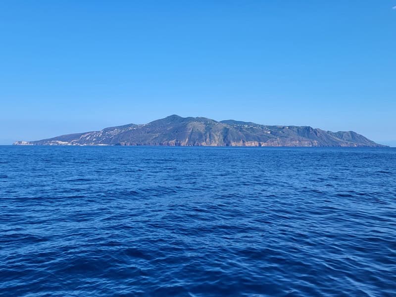 Rückblick auf die Bimssteinhänge bei Aquacalda; links die Felsspitze bei Porticello zeigt den weithin sichtbaren weißen Bimsstein