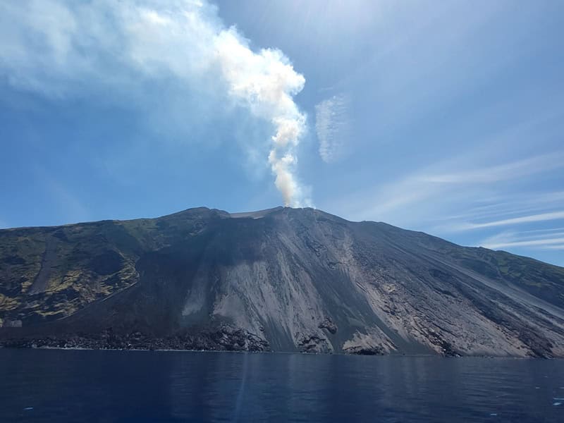 Sciara del Fuoco in voller Breite; die Eruptionen sind vom Schiff aus unüberhörbar