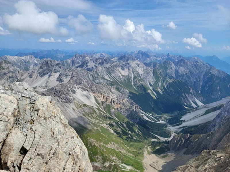 Oberlochalpe in der Tiefe, dahinter der spitze Bergwerkskopf, die Dremelspitze und die Große Schlenkerspitze in der rechten Bildhälfte