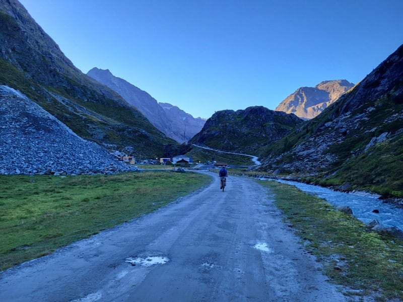 bei der Hinteren Sulztalalm; hier wird an der Fischbach- und Schranbachbeileitung des Kraftwerks Längental gearbeitet