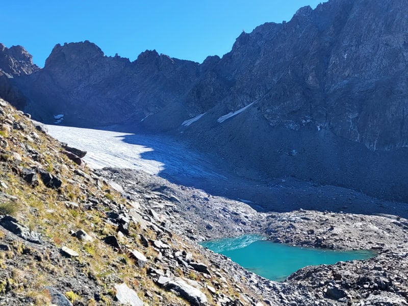 Gletschersee am Ende des heutigen Schwarzenbergferners, dahinter in Bildmitte Schwarzenbergjoch und weiter Südliche Wildgratspitze