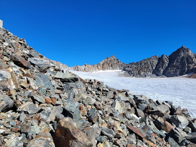 hinter der Rippe mit Blick auf das Schrandele; die rötliche Farbe des Granodiorits des Schrandeles rührt vom Biotitanteil (Verwitterungsfarbe)