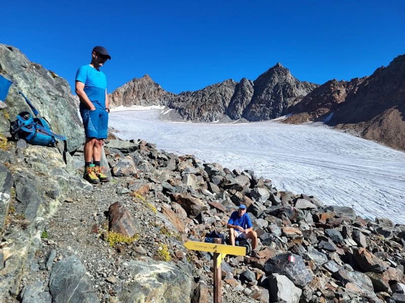 Trinkpause am Schwarzenbergferner, im Hintergrund Schwarzenbergferner, Schrandele und Nördliche Wildgratscharte