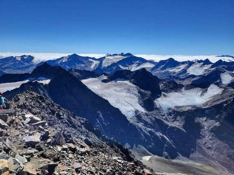 vom Schrankogel gen Süden: Feuersteine links, Wilder Feiger, Sonklarspitze, Wilder Pfaff und Zuckerhütl mittig sowie Hochfirst und Liebener Spitze rechts