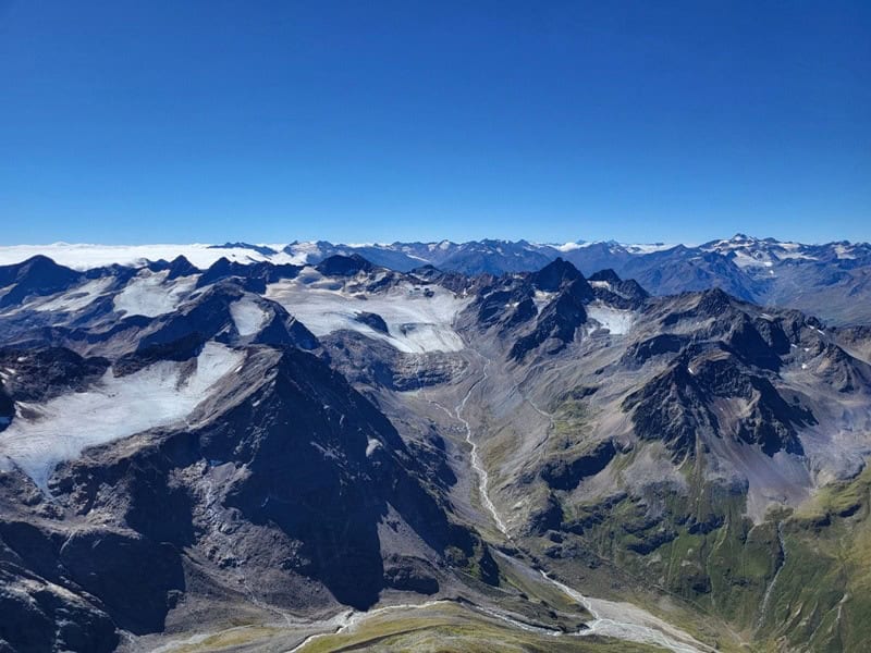 Ötztaler Alpen mit Hinterer Schwärze, Wildspitze und Weißkugel sowie Königsspitze und Ortler in der Ortlergruppe in 73 km Entfernung