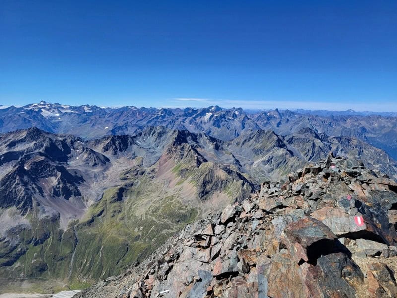 links im Hintergrund Wildspitze, rechts davon Watzespitze und die spitze Rofelewand, rechts der Hohe Riffler in der Verwallgruppe in 56 km Entfernung; im Vordergrund der Sulztalkamm mit seinen schönen Übergängen