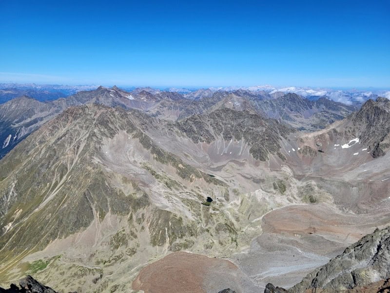 links Breiter Grieskogel, daneben der spitze Strahlkogel, daneben der Acherkogel, in Bildmitte Sulz- und Zwölferkogel, in der Ferne die Zugspitze und rechts der Hintere Brunnenkogel