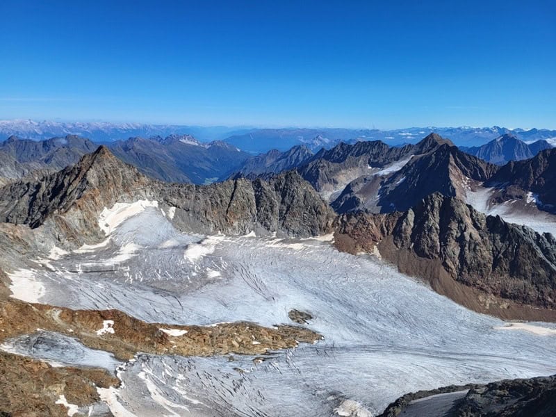 zwischen Schrandele und Östlicher Seespitze die Kalkkögel und das Inntal sowie das grüne Oberbergtal im Vordergrund