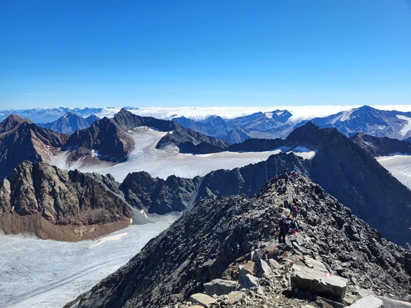 Alpeiner Ferner umrahmt von Östlicher Seespitze, Ruderhofspitze und den Schwarzenbergspitzen, links im Hintergund die Zillertaler Alpen mit Olperer, Schrammacher und Hochfeiler, ganz rechts Wilder Freiger