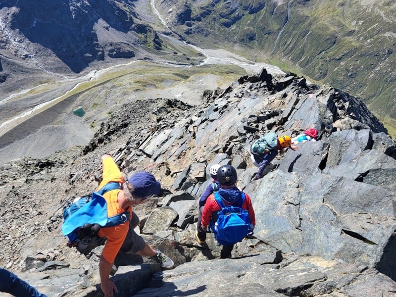 etwas weiter unten geht der Westgrat auf die Westseite über; unten der kleine See zwischen Seitenmoräne und Westhang des Schrankogels