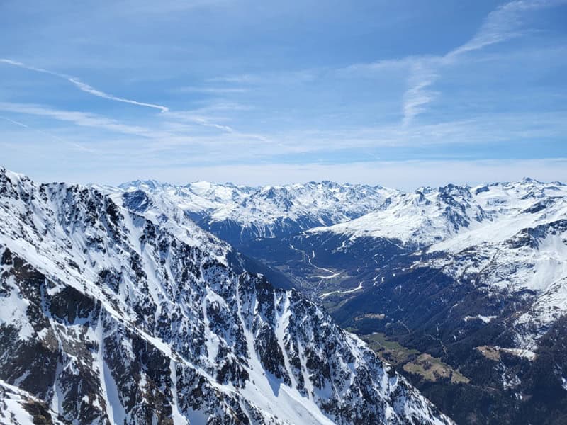 Blick nach Sölden tief im Tal und darüber die Gruppen von Hochfirst, Granatenkogel, Liebener Spitze sowie Hinterer Seelenkogel und Hochwilde: weiter hinten Großer Ramolkogel, Hintere Schwärze und Similaun; im Vordergrund der Hohe Söldenkogel ganz links