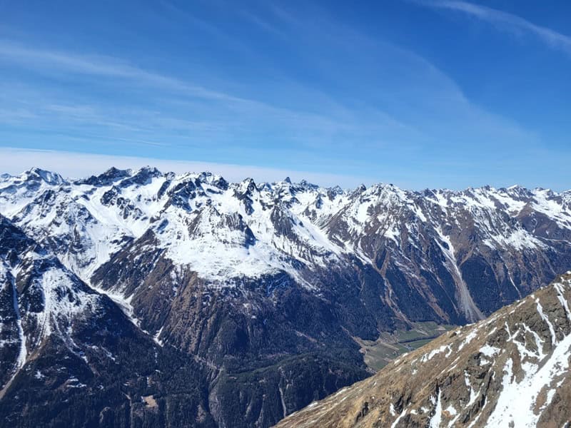 Hohe Geige, Rofelewand und Gsallkopf; dann der Luibiskogel in der zweiten Kette dahinter sowie weiter nordwärts die Parseierspitze in 45 km Entfernung