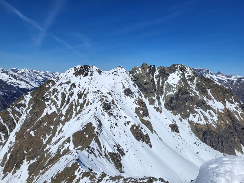 Blockkogel, Hairlacher Seekopf, Fundusfeiler, Wildgrat, Brechkogel und Imster Muttekopf, bevor der Sulztalkamm mit dem gegenüberliegenden Schwarzwanter die Sicht abschneidet