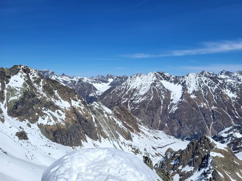 gegenüber in den Stubaiern der Breite Grieskogel, die Larstigspitze, der Zwieselbacher Rosskogel, der Gleirscher Fernerkogel, der Hohe Seeblaskogel und der Hintere Brunnenkogel