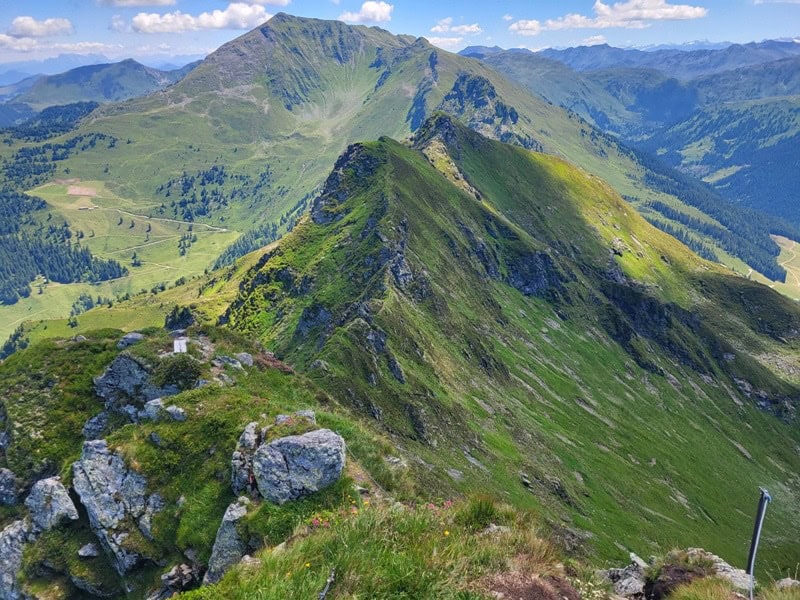 Überblick über den Gratkamm vom Tapenkopf zum Gamskopf und weiter über Tristenkopf auf die beiden Galtenberge