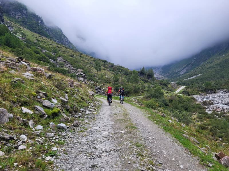 kurz vor der Materialseilbahn der Greizer Hütte, das Wetter läßt sich Zeit mit der Besserung