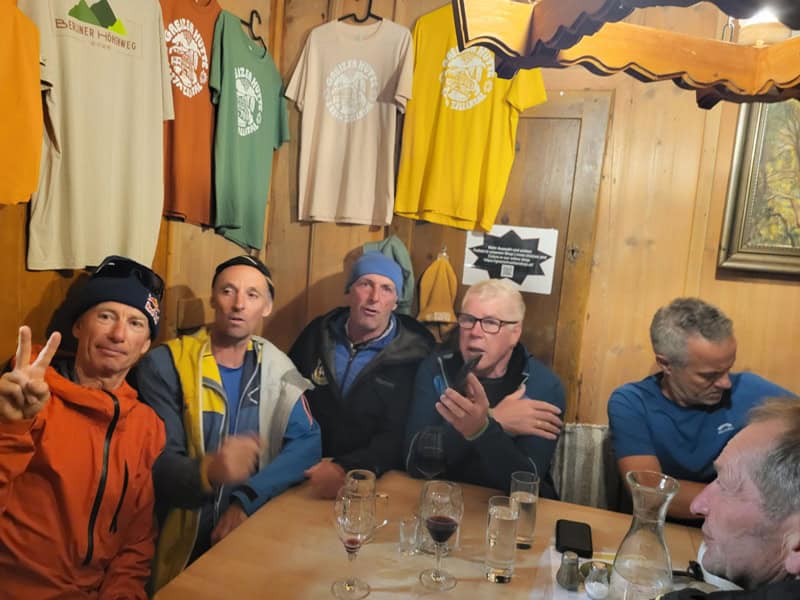 die Kreuzaufsteller gesellten sich zu uns; sie hatten bei schlechtem Wetter das restaurierte Gipfelkreuz am Großen Löffler wieder an seinen Platz gestellt, wofür wir eine Runde ausgegeben haben