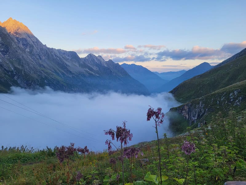 Mörchnerkamm im Morgenlicht, hinten der Ausläufer des Tuxer Hauptkamms