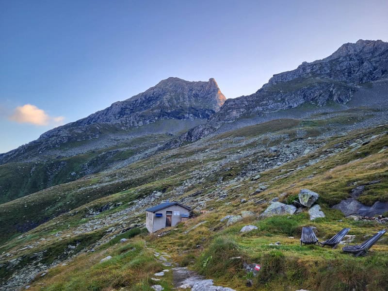 als erster Dreitausender thront der Gigalitz im Morgenlicht im inneren Floitenkamm hoch über der Hütte