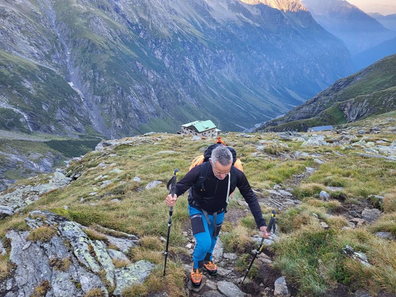 oberhalb der Hütte kreuzt der Steig die Wasserzuleitung der Greizer Hütte; hier im Hintergrund das schöne Trogtal der Floite