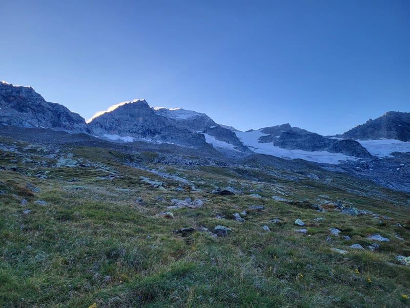 immer einsehbarer wird das Floitenkees in der Nordflanke des Großen Löfflers; der Kleine Löffler findet sich des Morgens mit beleuchtetem Nebelsaum
