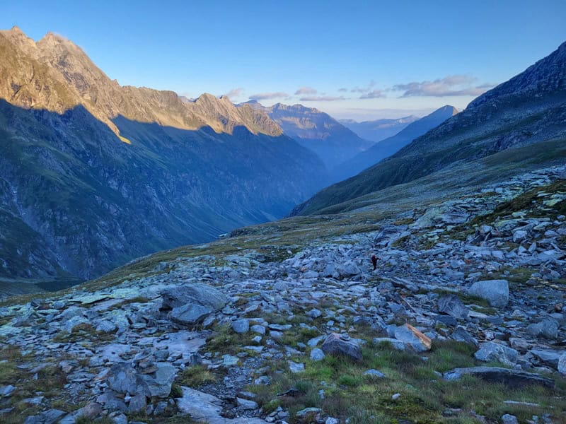 grandioser Blick ins Zillertal nach Norden wo sich Talschaften um die ausklingenden Kämme winden