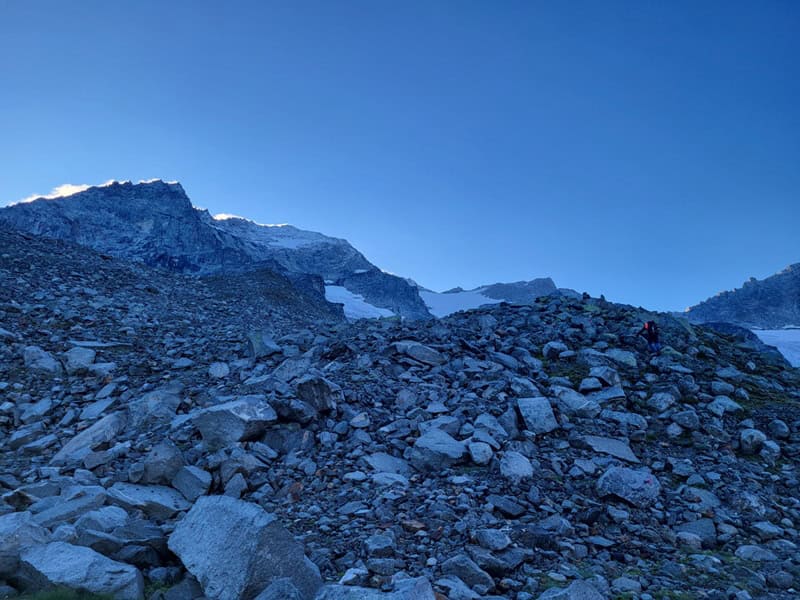 die erste Seitenmoräne gilt es zu erklimmen