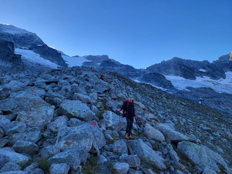 auf halbem Weg zur Moränenkrone; der Eisaufstieg im Hintergrund wird sichtbar