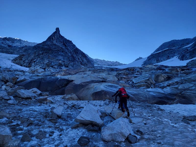 epische Blicke auf konträr geformte Naturgebilde - schroffer Grat mit Zipfelkappe hinter rund geformtem Gletscherschliff, Buckelwalen gleich