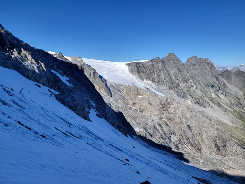 der Sattel bzw. das Plateau der Floitenkees' am Schwarzenstein wird sichtbar