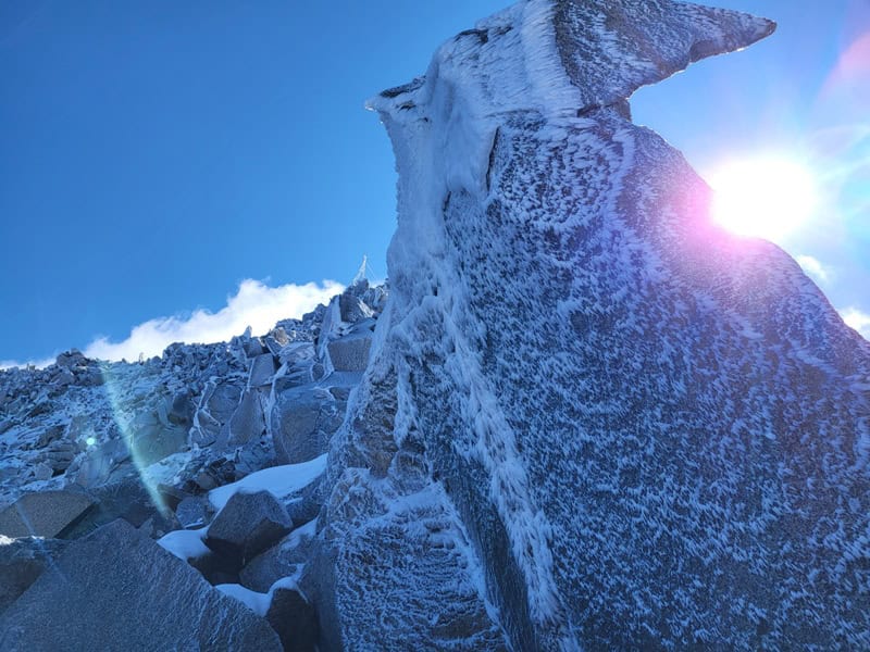 erster Versuch des Aufstiegs am Grat zur Tribbachspitze; vereiste Blöcke erschweren das Fortkommen