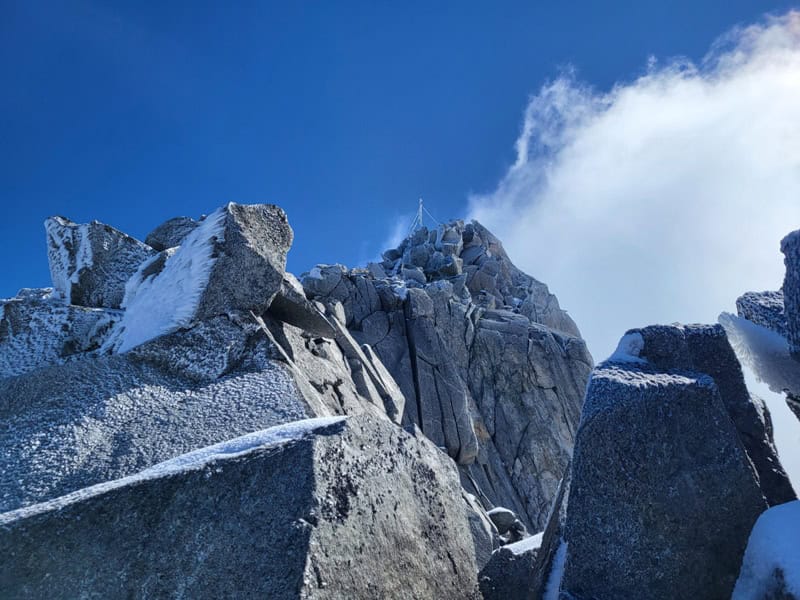 weiter hinauf gekommen im zweiten Versuch, wenige Dutzend Meter trennen vom Gipfelkreuz der Tribbachspitze