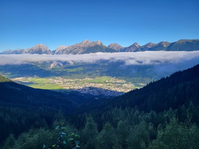 ein schöner Tag beginnt, ausgewaschen die Luft vom Niederschlag der Vortage