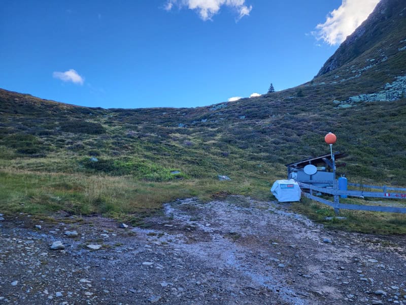 an der Materialseilbahn zur Kellerjochhütte; östlich führt der Steig zum Kri-Egg