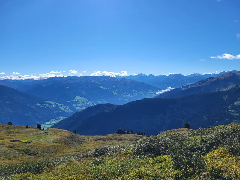 herrlich anzusehen die Zillertaler Alpen mit ihren Weißen Kappen; markant - drei Spitzen der Reichenspitzgruppe
