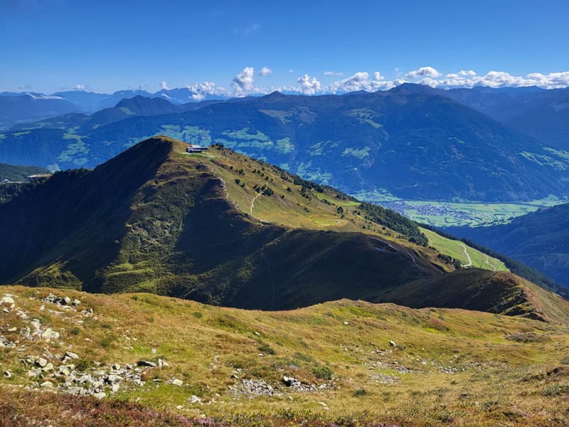 Blick auf die Onkeljochbahn, die Alpbacher Gipfel der Kitzbüheler Alpen und den Wilden Kaiser in der Ferne