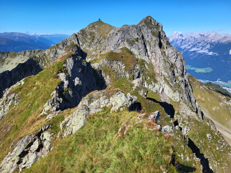 die Gratbegehung beginnt mit hohem Gras und teilweisen Rutschern durch Feuchtigkeit