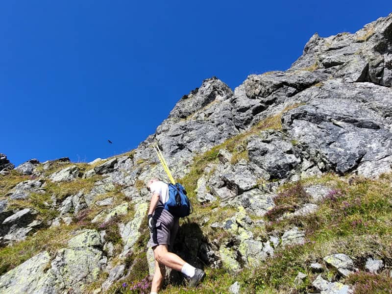 einer der üblichen Aufstiege, stets mit mehr oder weniger Grasnarben durchzogen