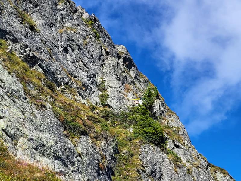 Andi probiert den unsicheren Durchstieg vom Bäumchen aus