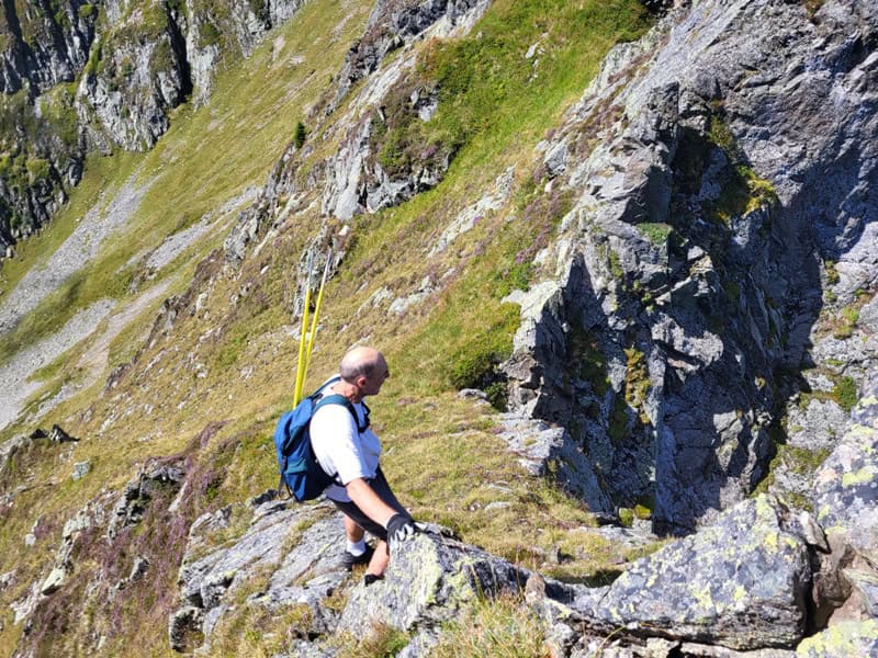zurück am Grat oberhalb einer weit gespannten Scharte