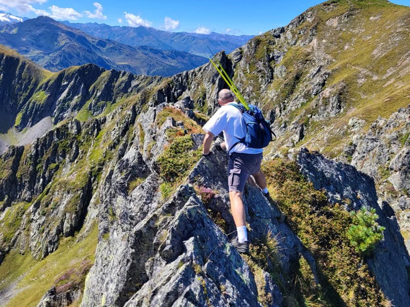 am schmalen Grat entlang zum Abstieg