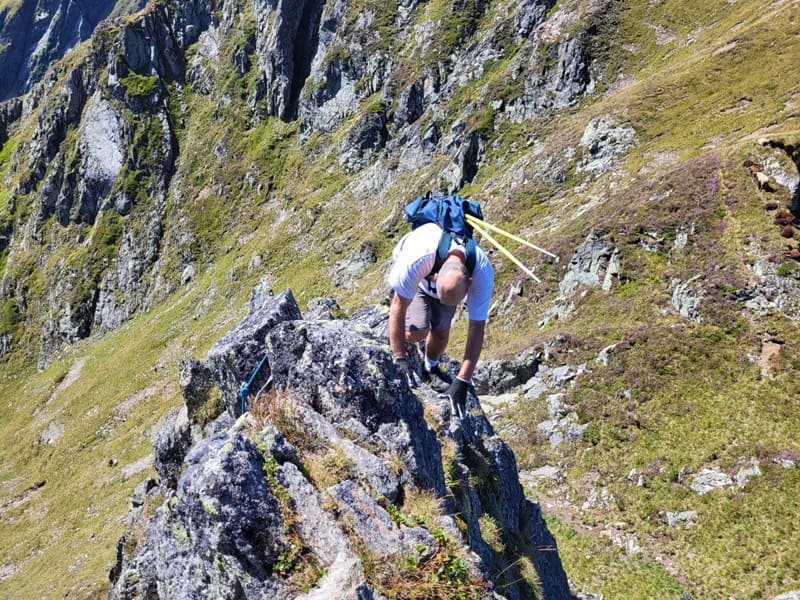 am finalen Abstieg; Abseilstelle und eine unangenehme, sehr steile Wiesenpartie im Schatten mit Nässe
