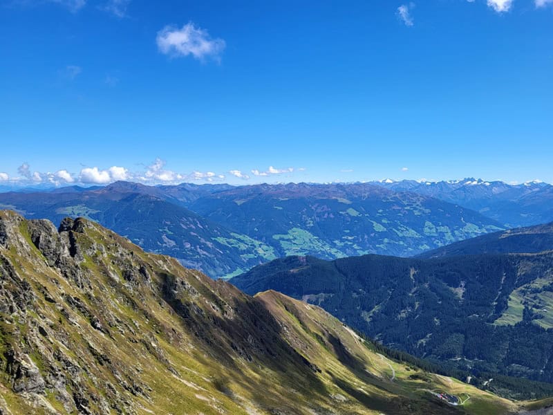 grandiose Fernblick von der Kellerjochkapelle in die Zillertaler Alpen mit der Reichenspitzgruppe (links davon der Großvenediger)