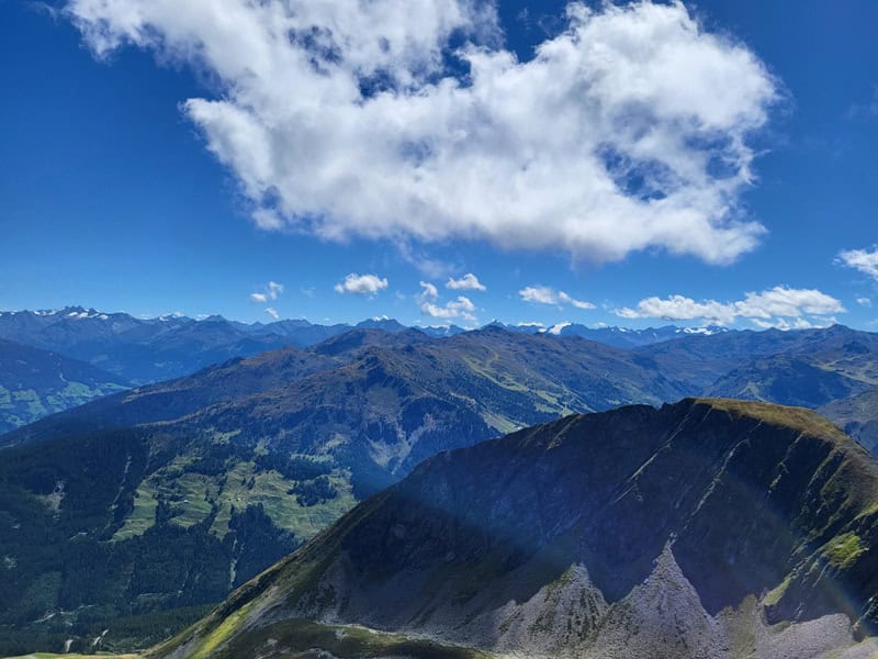 rechts der Bildmitte der Große Löffler, weiter rechts der Schwarzenstein