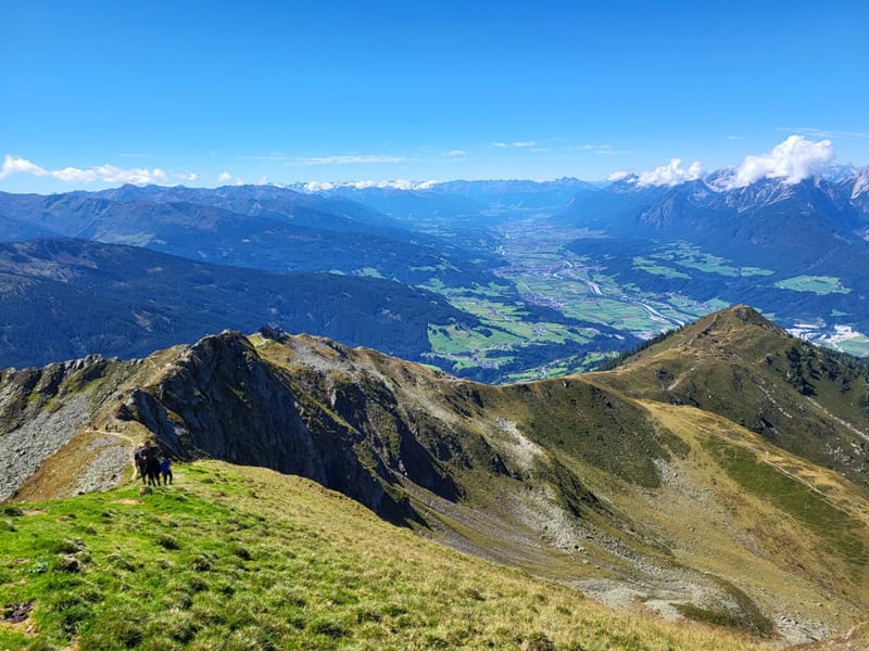 links der Malgrübler, rechts in der Ferne die Stubaier Alpen, rechts der Bildmitte das Karwendel