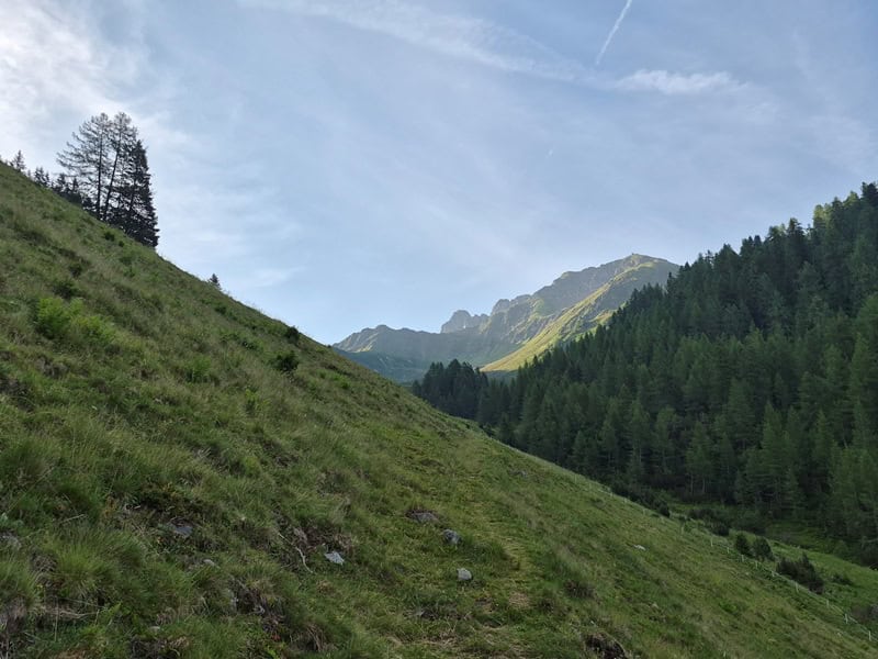 das Kellerjochmassiv unterhalb der Proxenalm erstmals in Sicht