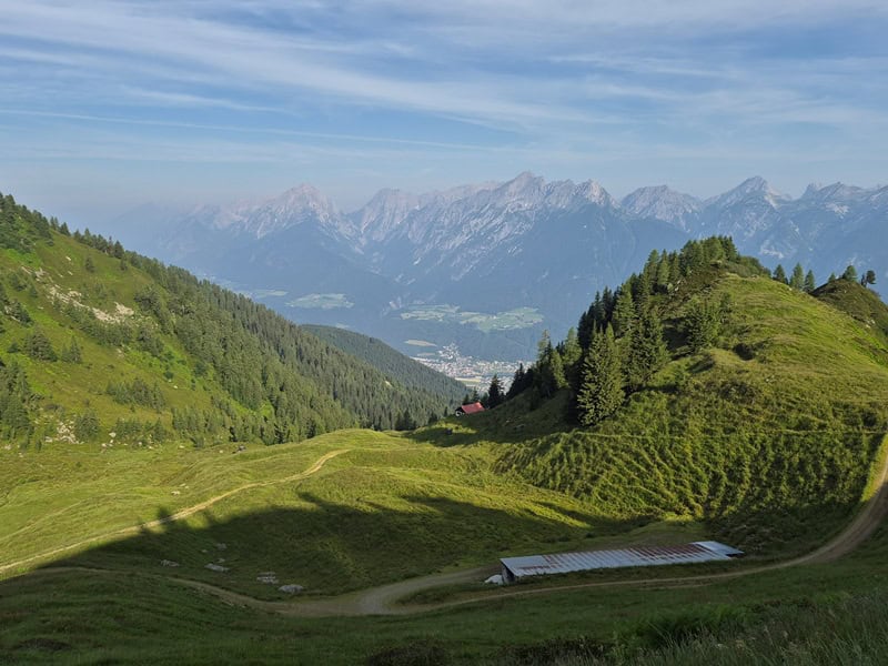 im Vordergrund der Hochleger der Proxenalm, weiter unten die alte Kellerjochhütte
