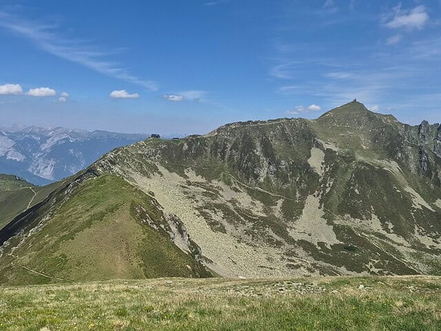 Kellerjoch mit Kreuzjoch und Kellerjochhütte gegenüber