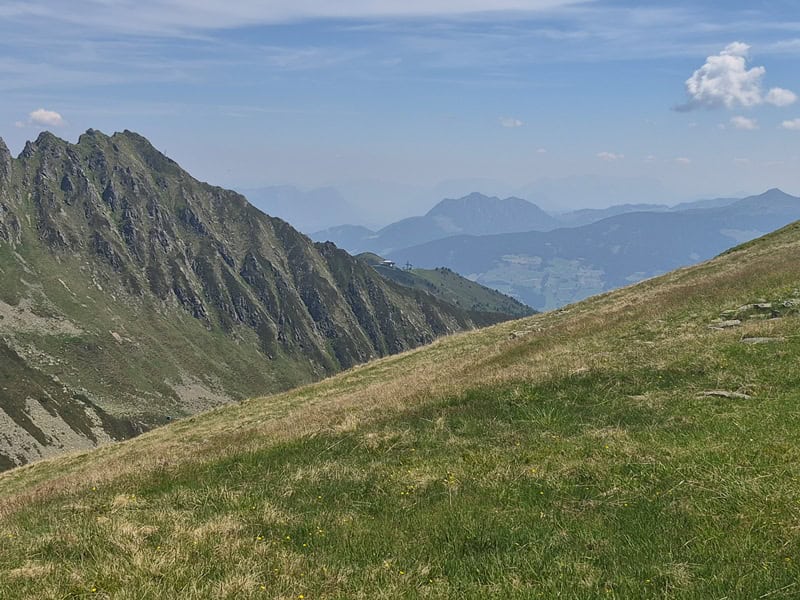 Rückblick auf das Spieljoch mit Geolsbahn; links der Grat am Metzenjoch